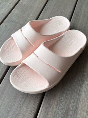 OOFOS Ooahh Slide Sandals in Light Pink